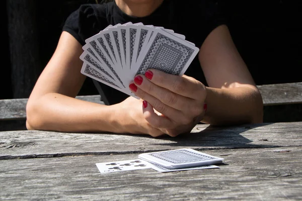 The lady plays cards — Stock Photo, Image