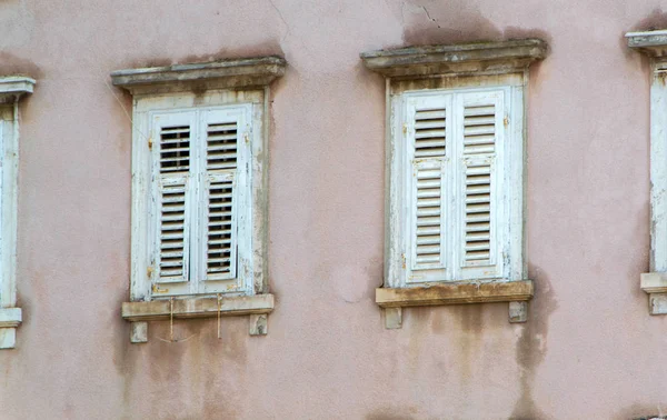 Старе місто windows — стокове фото