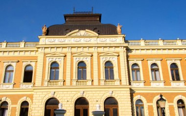 Eski binada pencereler