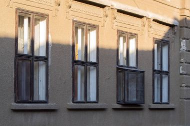 Eski binada pencereler