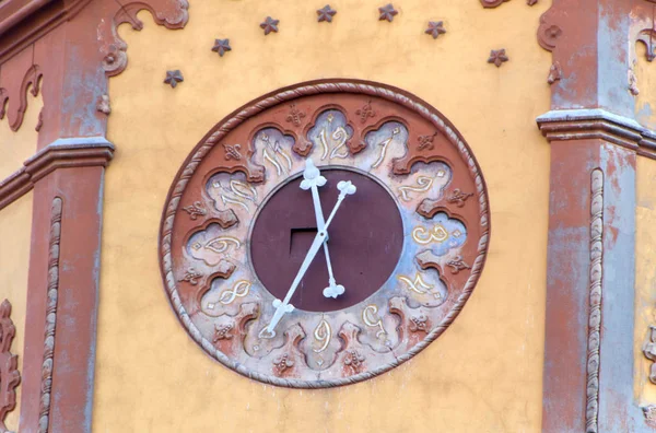 Vieille horloge sur le bâtiment — Photo