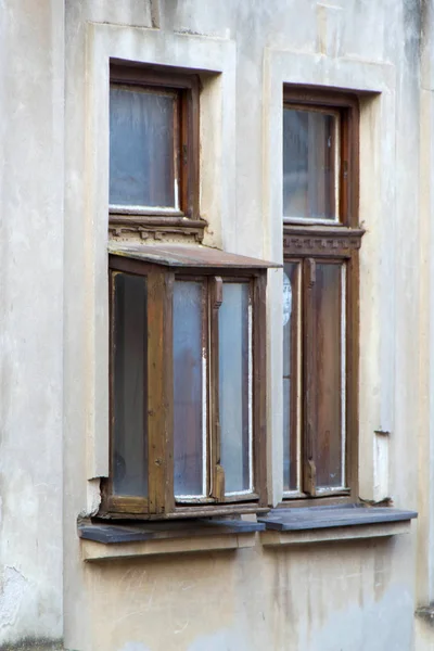 Janelas no edifício antigo — Fotografia de Stock