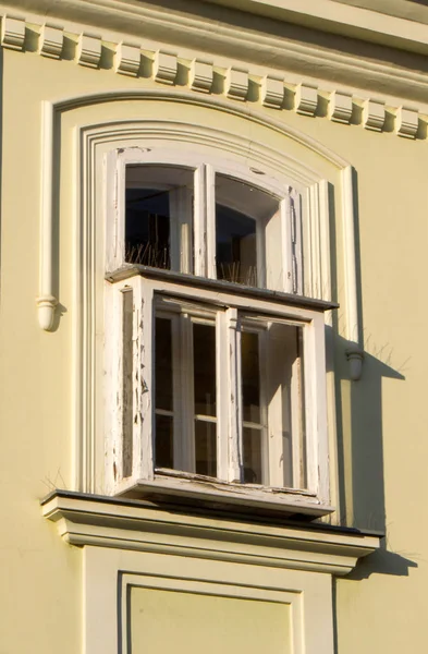 Fönster på den gamla byggnaden — Stockfoto