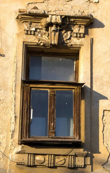 Eski binada pencereler — Stok fotoğraf
