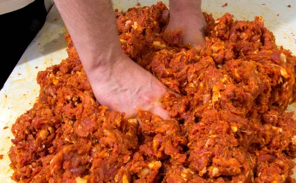 Mãos misturam carne para salsicha — Fotografia de Stock