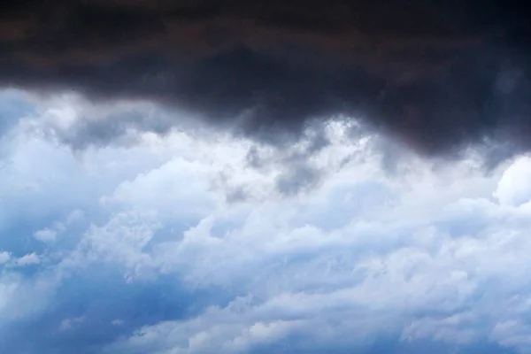 Облачные небеса, облачное небо — стоковое фото