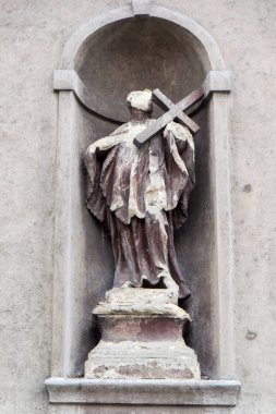 Eski kiliseyi heykeller