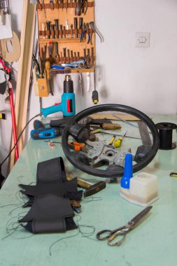 Deri zanaat veya deri çalışan bir direksiyon jantları