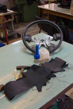 Deri zanaat veya deri çalışan bir direksiyon jantları