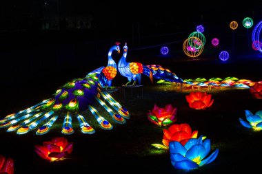 Çin Yeni Yılı, fenerler ve parlak figürler