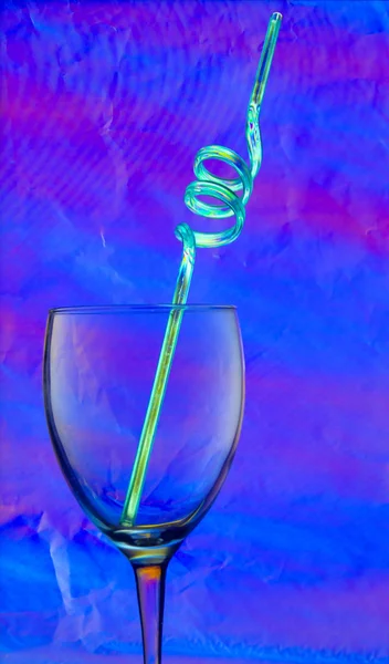 Tazza di vetro con paglia da cocktail — Foto Stock