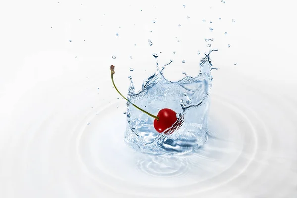 Splash de água limpa com uma cereja — Fotografia de Stock