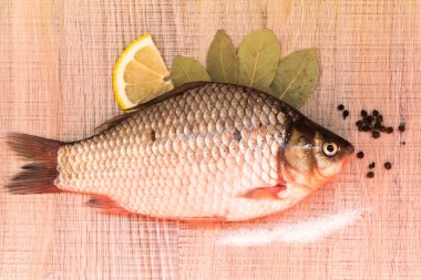 Taze balık sazan baharat yalanlar üzerine kurulu ve plaka üzerinde