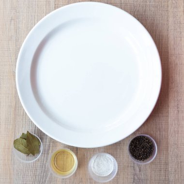 Beyaz boş levha, baharat gözlük. Karabiber, defne yaprağı, tuz, yağ. Metin alanı görüntüleri.