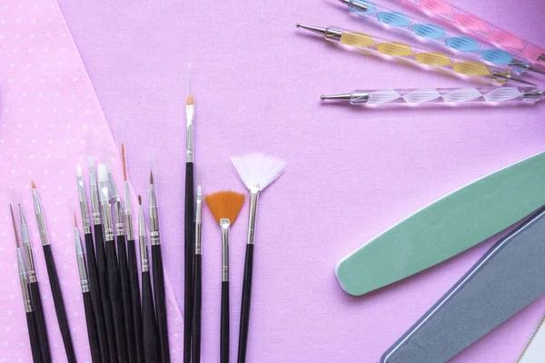 Araçlar çivi. Üzerine kumaş koltuklu saç yıkama teknesi araçlardır. Törpü, fırçalar, lamba uf