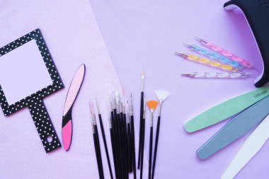 Araçlar çivi. Üzerine kumaş koltuklu saç yıkama teknesi araçlardır. Törpü, fırçalar, lamba uf