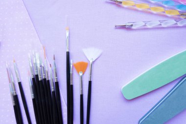 Araçlar çivi. Üzerine kumaş koltuklu saç yıkama teknesi araçlardır. Törpü, fırçalar, lamba uf