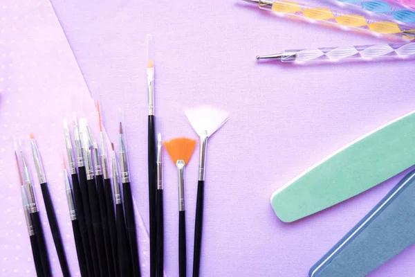 Araçlar çivi. Üzerine kumaş koltuklu saç yıkama teknesi araçlardır. Törpü, fırçalar, lamba uf