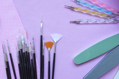 Araçlar çivi. Üzerine kumaş koltuklu saç yıkama teknesi araçlardır. Törpü, fırçalar, lamba uf