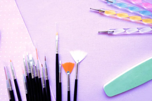 Araçlar çivi. Üzerine kumaş koltuklu saç yıkama teknesi araçlardır. Törpü, fırçalar, lamba uf