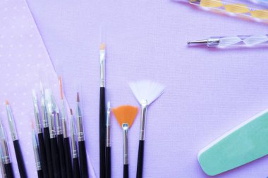 Araçlar çivi. Üzerine kumaş koltuklu saç yıkama teknesi araçlardır. Törpü, fırçalar, lamba uf