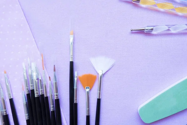 Araçlar çivi. Üzerine kumaş koltuklu saç yıkama teknesi araçlardır. Törpü, fırçalar, lamba uf