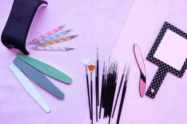 Araçlar çivi. Üzerine kumaş koltuklu saç yıkama teknesi araçlardır. Törpü, fırçalar, lamba uf