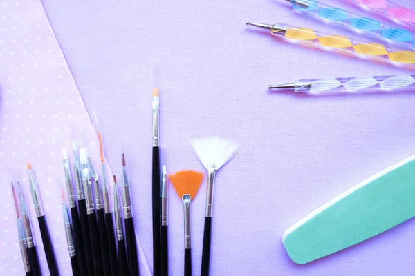 Araçlar çivi. Üzerine kumaş koltuklu saç yıkama teknesi araçlardır. Törpü, fırçalar, lamba uf