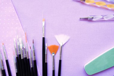 Araçlar çivi. Üzerine kumaş koltuklu saç yıkama teknesi araçlardır. Törpü, fırçalar, lamba uf