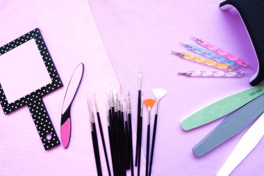 Araçlar çivi. Üzerine kumaş koltuklu saç yıkama teknesi araçlardır. Törpü, fırçalar, lamba uf