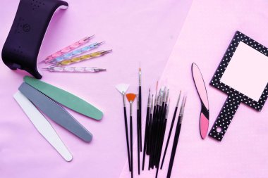 Araçlar çivi. Üzerine kumaş koltuklu saç yıkama teknesi araçlardır. Törpü, fırçalar, lamba uf