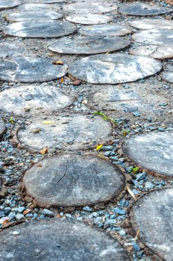 Arka plan günlükleri çakıl ve çim ile bir parça olarak kesilmiş