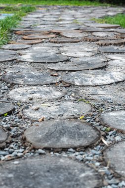 Arka plan günlükleri çakıl ve çim ile bir parça olarak kesilmiş