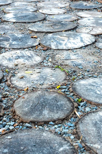 Arka plan günlükleri çakıl ve çim ile bir parça olarak kesilmiş