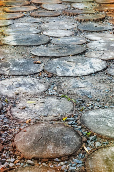 Arka plan günlükleri çakıl ve çim ile bir parça olarak kesilmiş