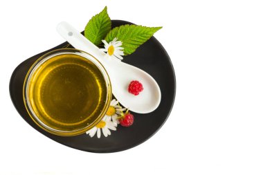 Kavanoz, cam içinde beyaz arka plan üzerinde tatlım. Papatya, ahududu.