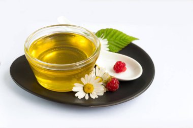 Kavanoz, cam içinde beyaz arka plan üzerinde tatlım. Papatya, ahududu.