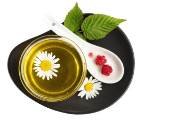 Kavanoz, cam içinde beyaz arka plan üzerinde tatlım. Papatya, ahududu.