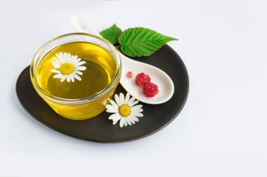 Kavanoz, cam içinde beyaz arka plan üzerinde tatlım. Papatya, ahududu.