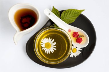 Kavanoz, cam içinde beyaz arka plan üzerinde tatlım. Papatya, ahududu.