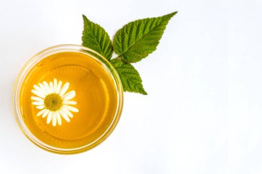 Kavanoz, cam içinde beyaz arka plan üzerinde tatlım. Papatya, ahududu.