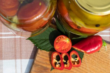 Bankalar ile sebze konserveler. Biber, domates. Portre.