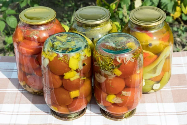 Bankalar ile sebze konserveler. Biber, domates. Portre.