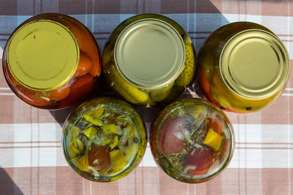 Banks with canned vegetables. Pepper, tomato. Closeup. — Stock Photo, Image