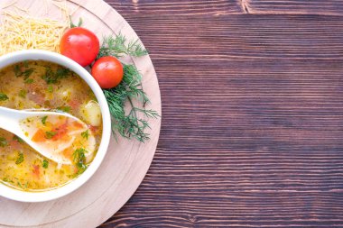 Domates çorbası erişte beyaz. Patates, dereotu, baharatlar. Ahşap bir gemide.