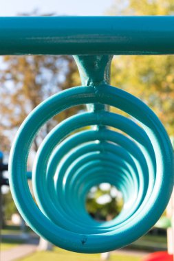 Merdiven çocuk oyun üzerinde bir parkta kapatın. Yükselir.