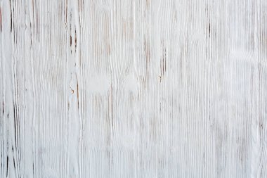 ahşap masa Duvar panosu ile arka plan beyaz eski boya ile kaplı