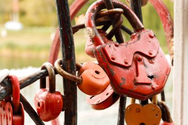 Eski bir paslı kırmızı yeni parlak aşk Aile Düğün evi gelenek demir çit asılı kalp kilit