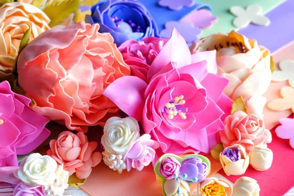 Foamiran 的花。手工制造的花。工件的材料。木制的背景. — 图库照片