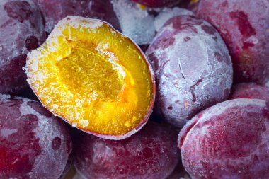 Erik frost soğuk parlak sulu yalan süsleyin. Su damlaları, buz, kar.